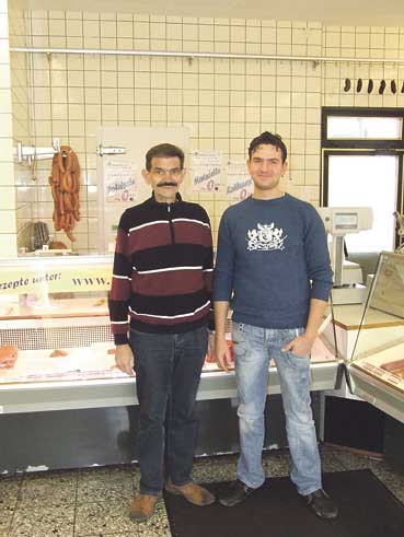 Nachdem er bereits seit neun Jahren in dem Familienbetrieb tätig war, übernimmt Hermann Knoche jr. (rechts) nun die Geschäfte seines Vaters.