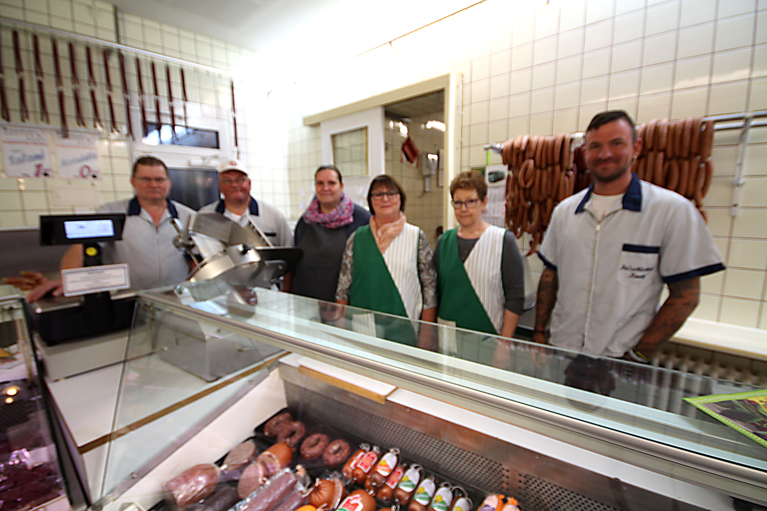 Wir halten stets eine große Auswahl an frischer Fleisch- und Wurstware für Sie bereit. Wir halten stets eine große Auswahl an frischer Fleisch- und Wurstware für Sie bereit.